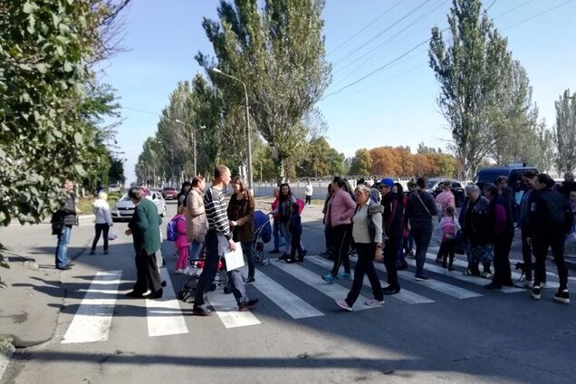 ''Ходити у школу небезпечно!'' В Запоріжжі батьки влаштували гучний протест