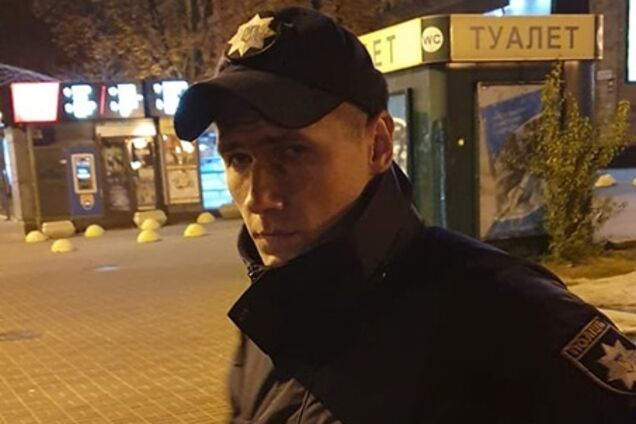 В Киеве полицейский пять часов провел на крыше, спасая самоубийцу: фото героя