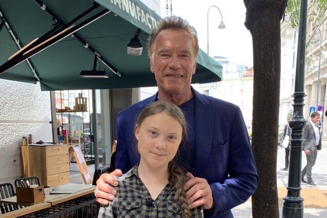 Не дарил? Грета Тунберг попала в скандал из-за Tesla Шварценеггера