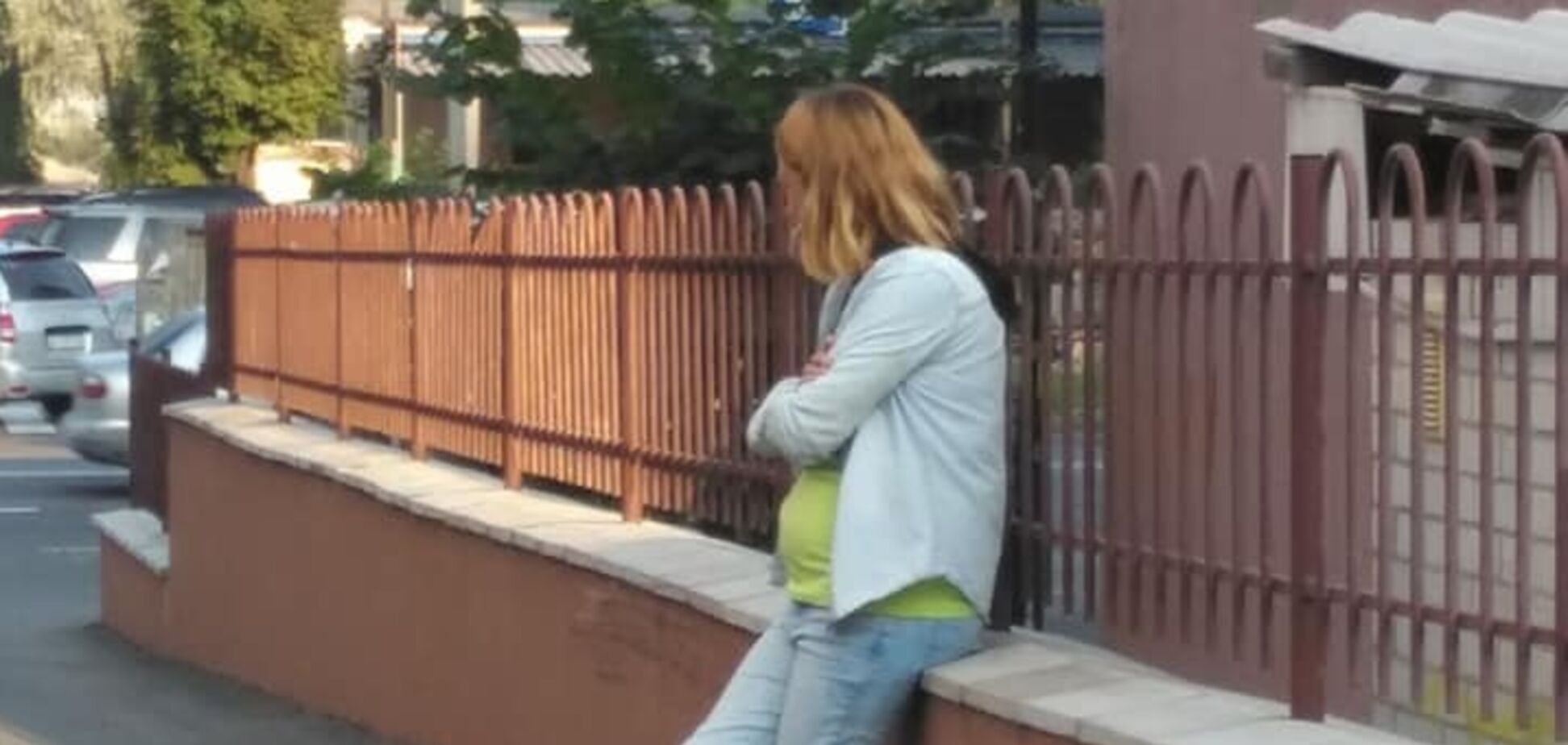 Жінка, яка переслідувала матір із дочкою