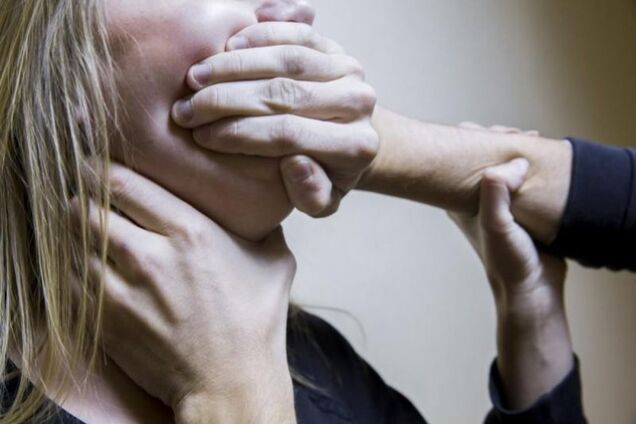 Пытался задушить: в Днепре напали на студентку в лифте