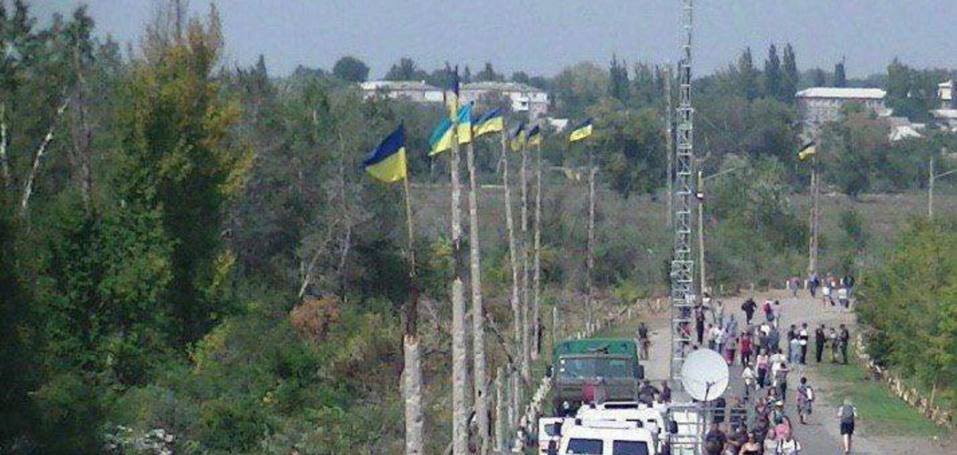 Над мостом в Станице Луганской подняли флаги 'ЛНР'