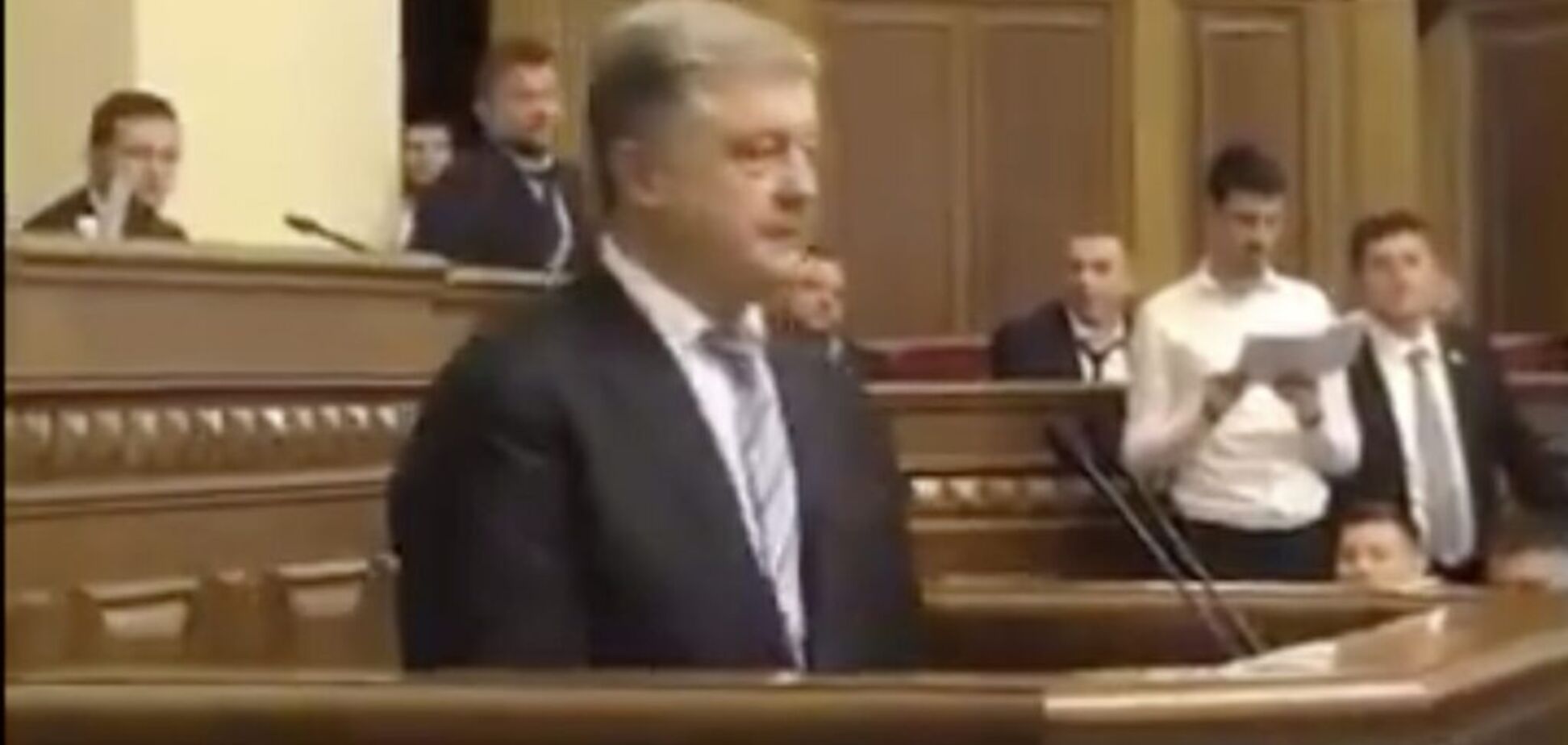 Махал руками и смеялся: Богдана засекли на пародии Порошенко в Раде
