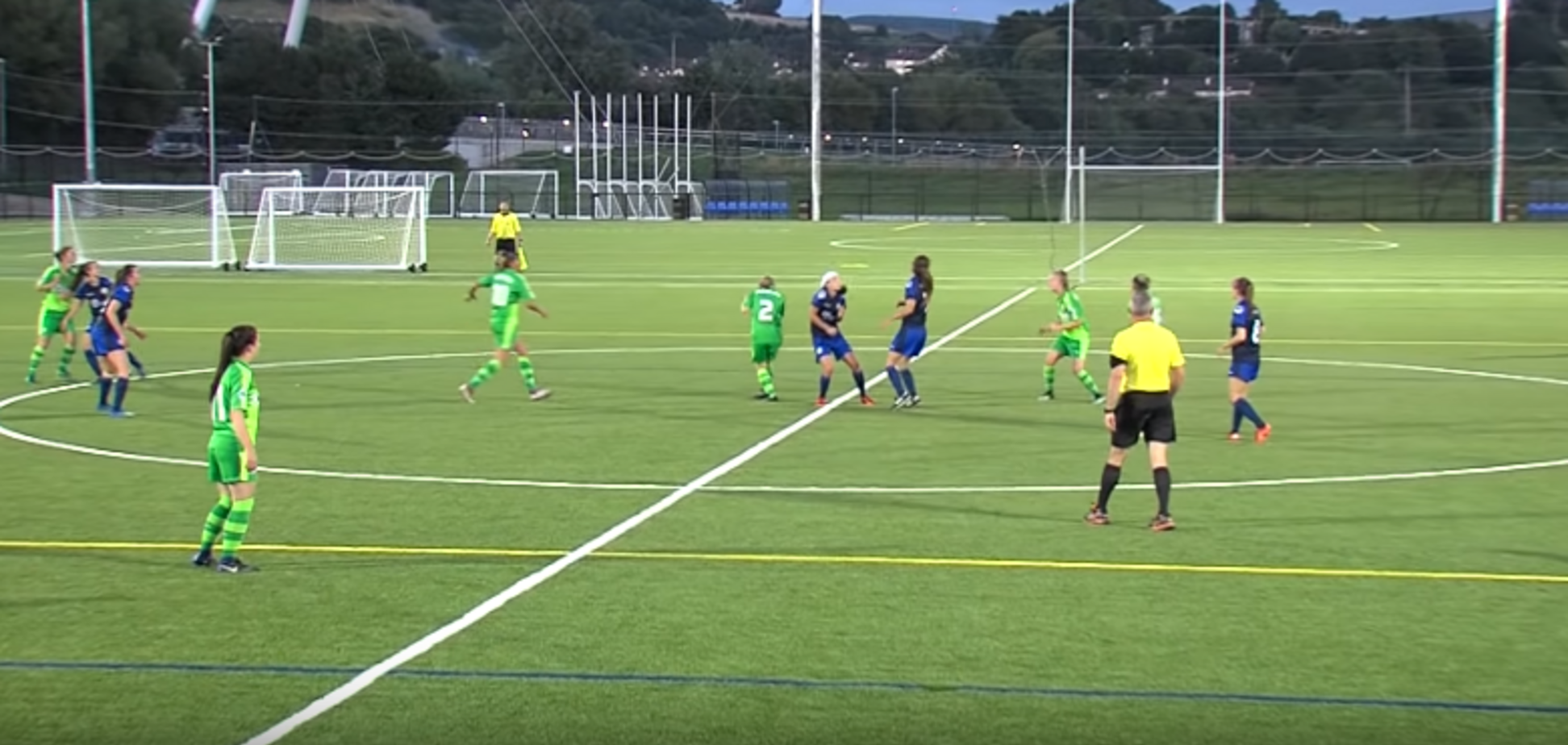 Футболистка забила чудо-гол с центра поля