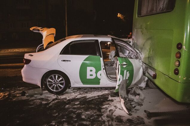 У Києві два легковики протаранили автобус: моторошні фото