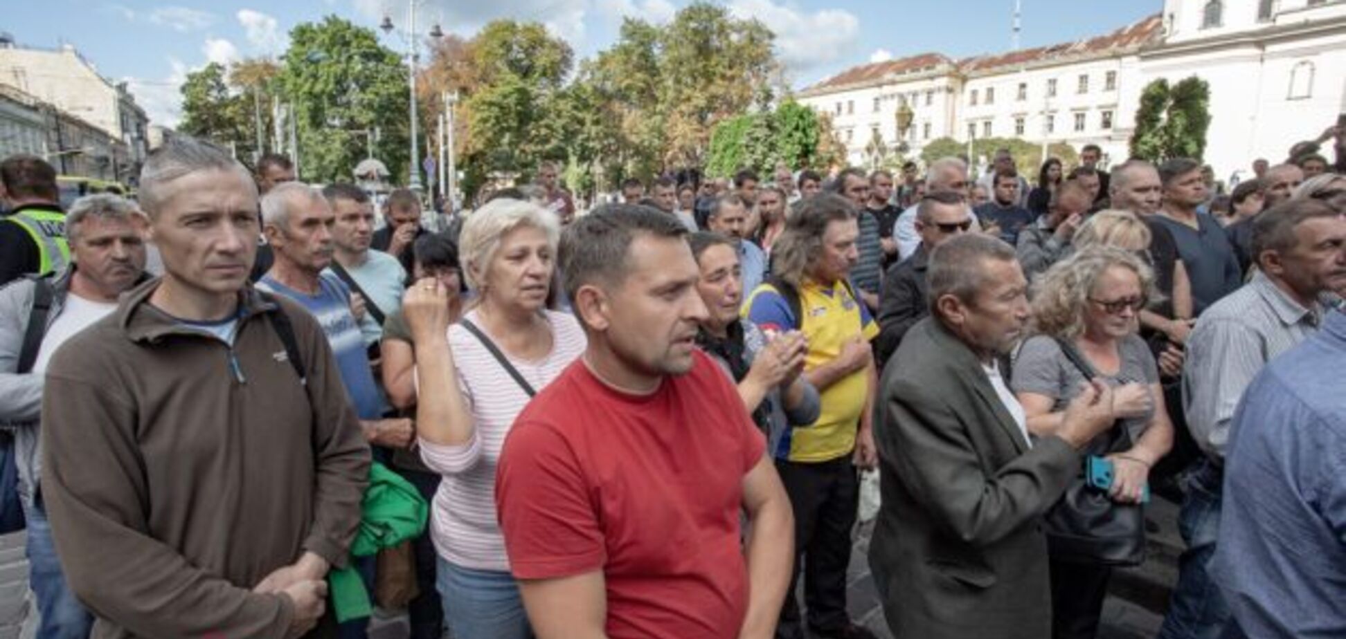 Встречали на коленях: во Львове простились с молодым бойцом ВСУ
