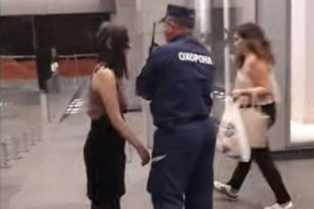 'П*сять запрещено! Не так одета!' ТРЦ Киева попал в туалетный скандал. Видеофакт