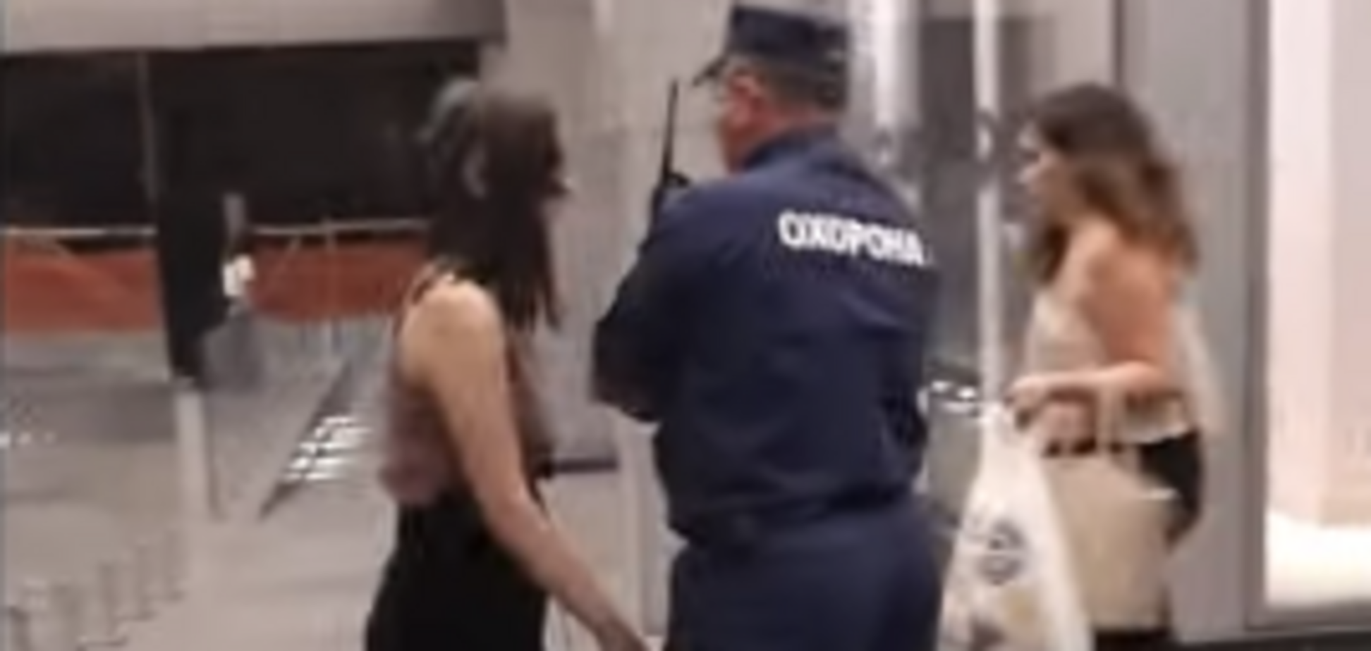 'П*сять запрещено! Не так одета!' ТРЦ Киева попал в туалетный скандал. Видеофакт
