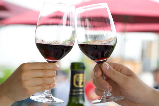 Рятує від раку і інсульту: названі 7 причин пити червоне вино