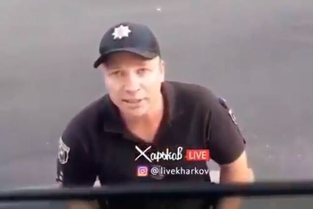 'Уродина! Чмо болотное!' В Харькове коп устроил позорный скандал