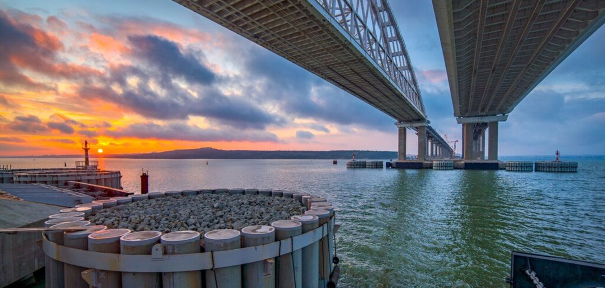 'Стреляет грязевой вулкан': ученый предупредил об опасности Крымского моста