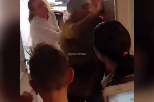 'Всіх до психіатра!' Бійка в черзі в російській лікарні потрапила на відео