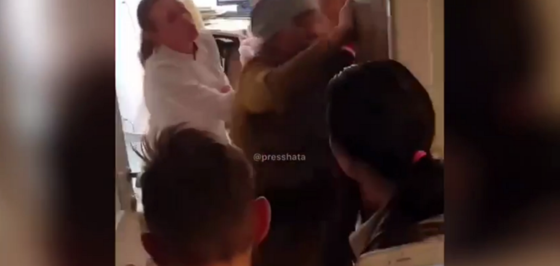 'Всіх до психіатра!' Бійка в черзі в російській лікарні потрапила на відео
