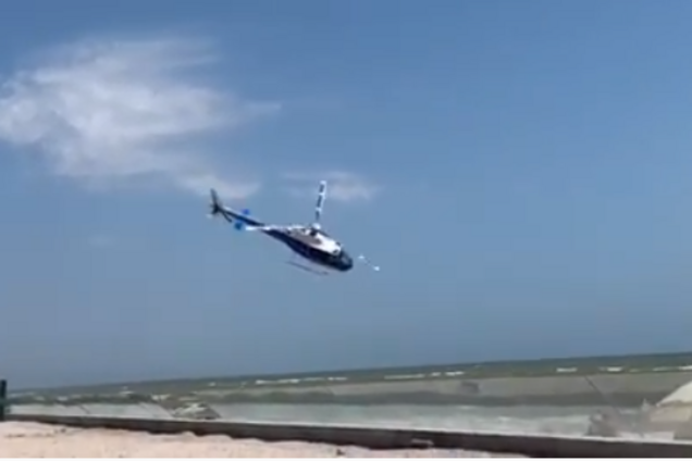 На популярном курорте Украины вертолет кружил над головами людей и чуть не врезался в бассейн