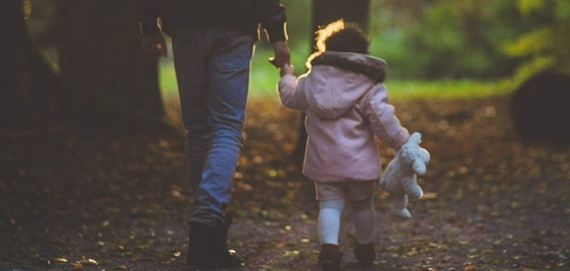 Схватил за руку и потащил в кусты: в Днепре забили тревогу из-за похитителей детей