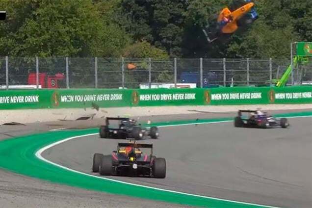 Вылетел в 'космос': в Формуле-3 случилась шокирующая авария
