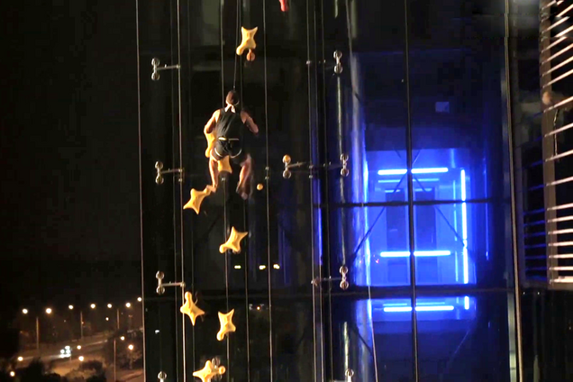 Спортсмен-екстремал переміг ліфт: ефектне відео