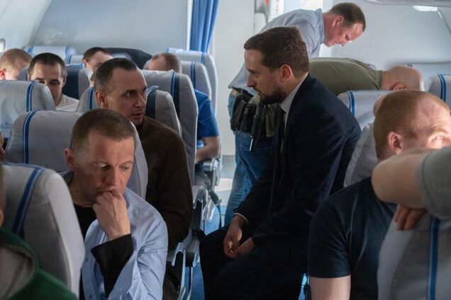 "Как мы в Москву летали": у Зеленского показали новые фото обмена пленными