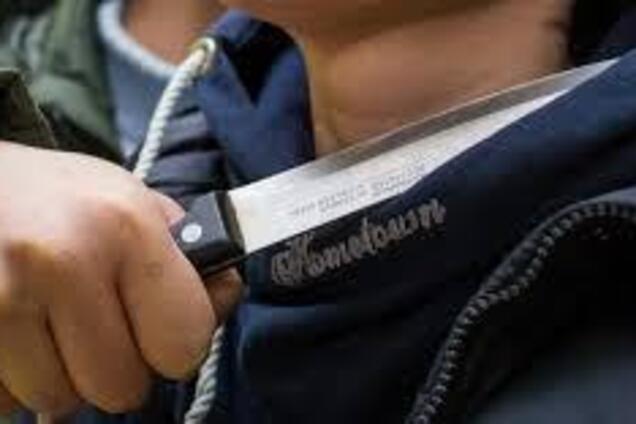 Під Миколаєвом злодій-рецидивіст взяв заручницю: поранений поліцейський