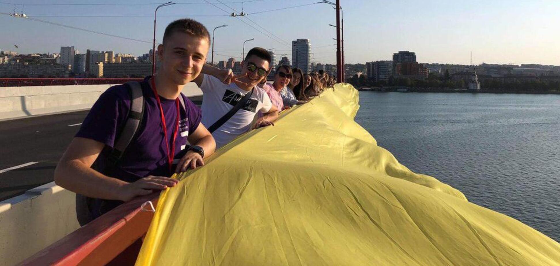 В Днепре в поддержку освобожденных пленников устроили патриотический флешмоб