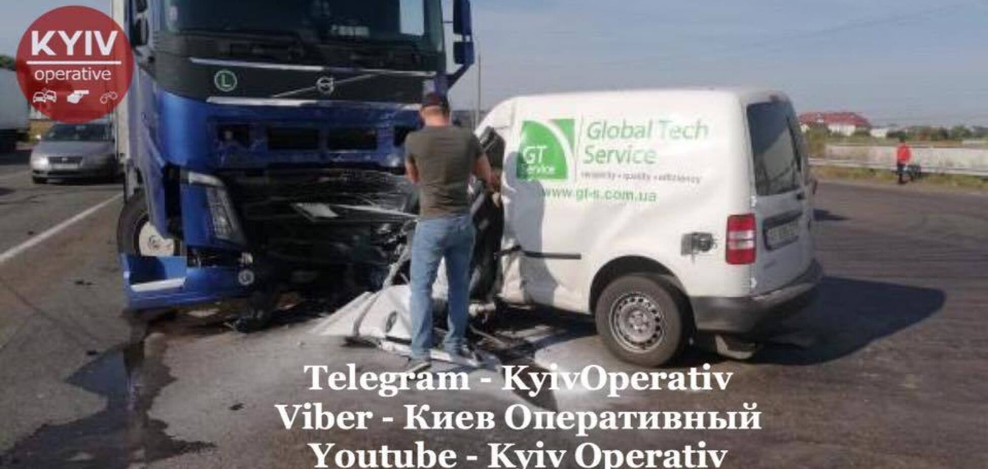 Под Киевом легковушка влетела в грузовик