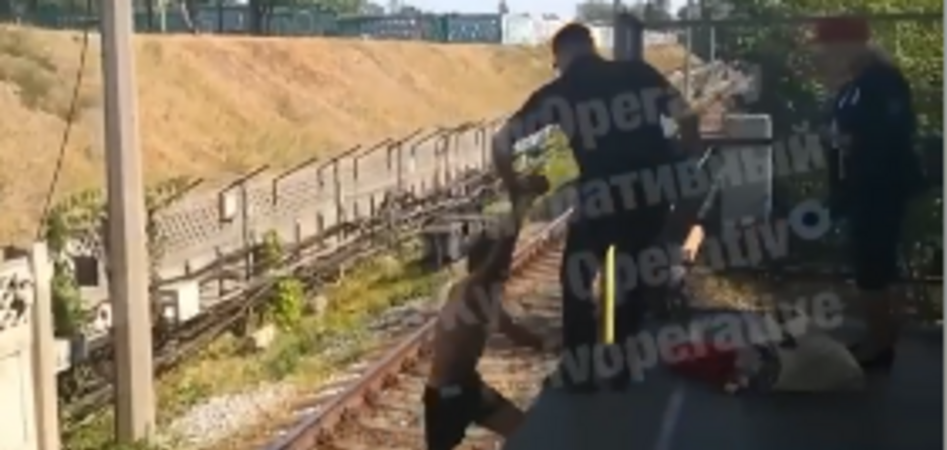 В Киеве мужчина спрыгнул под поезд метро