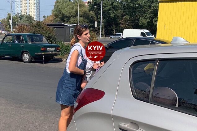 Громко плакал: киевлянка бросила ребенка в машине на жаре и ушла