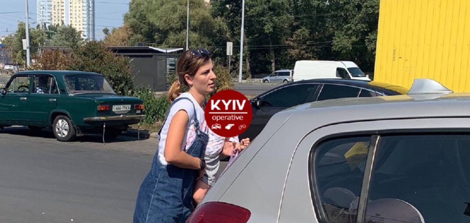 Киевлянка бросила ребенка в машине на жаре и ушла
