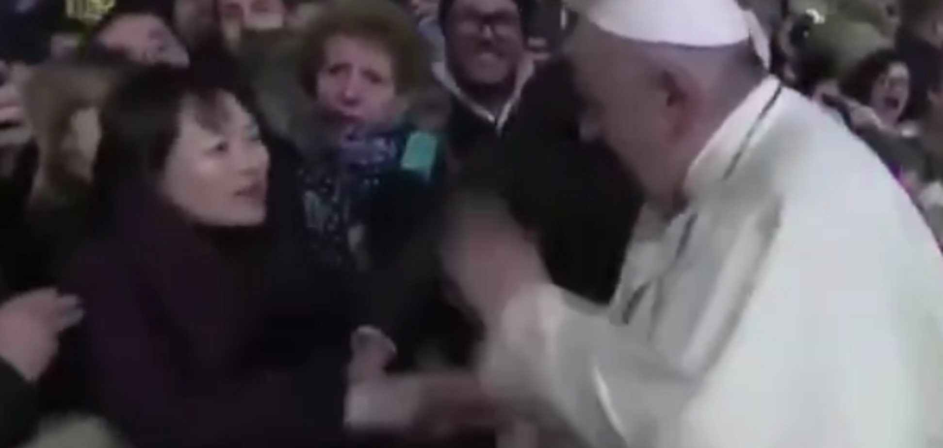 Папа Римський 'надавав по руках' агресивній жінці: відео конфузу