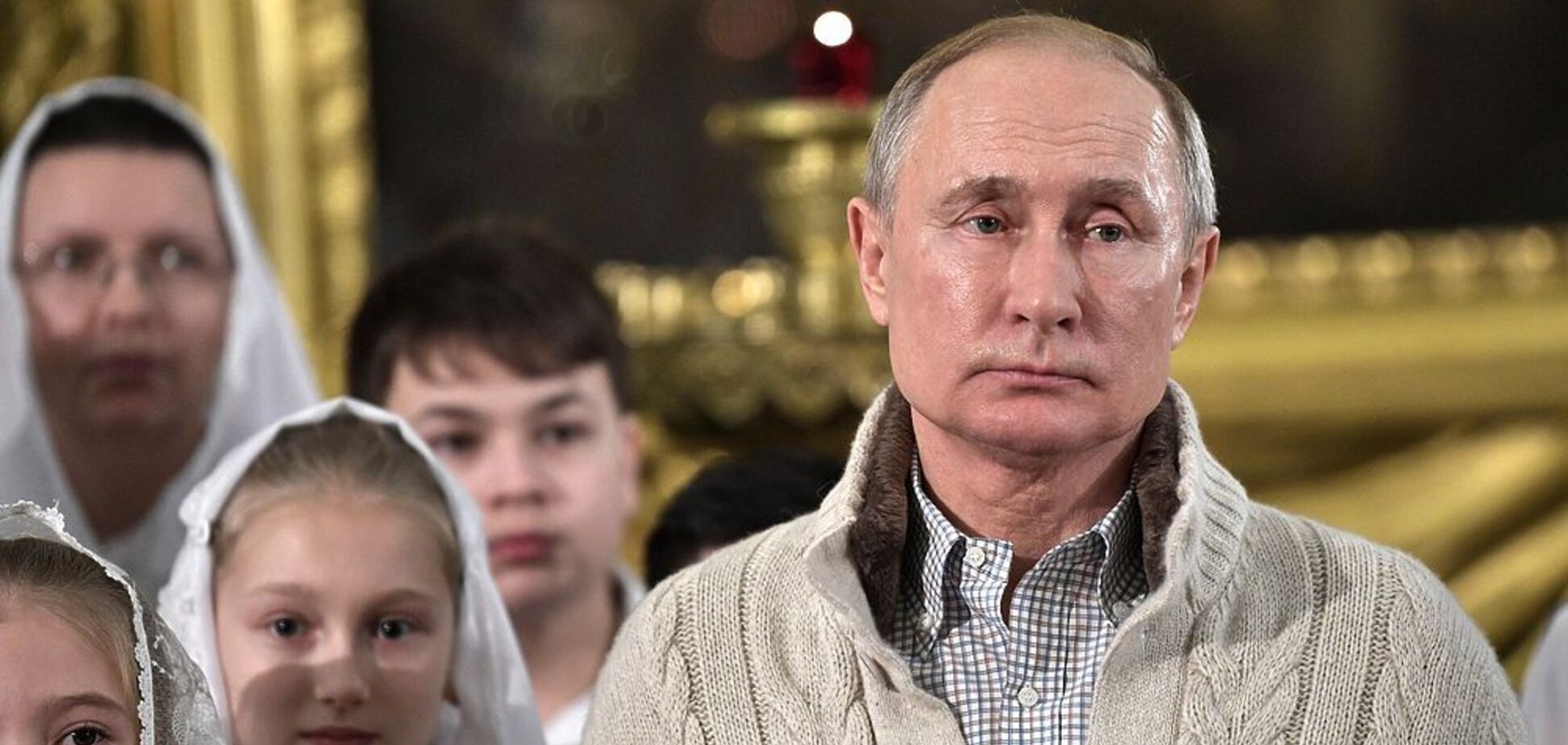 Путин пришел в собор на Рождество в кофте на вырост. Фотофакт