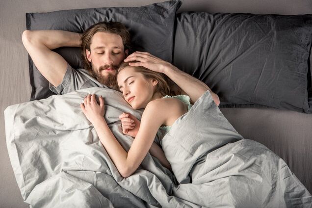Спите рядом! Психолог раскрыл секрет счастливых отношений