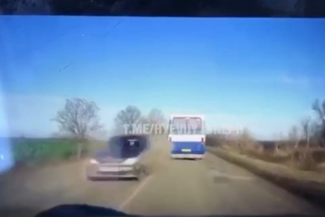 Под Днепром авто на скорости прочесало автобус с пассажирами