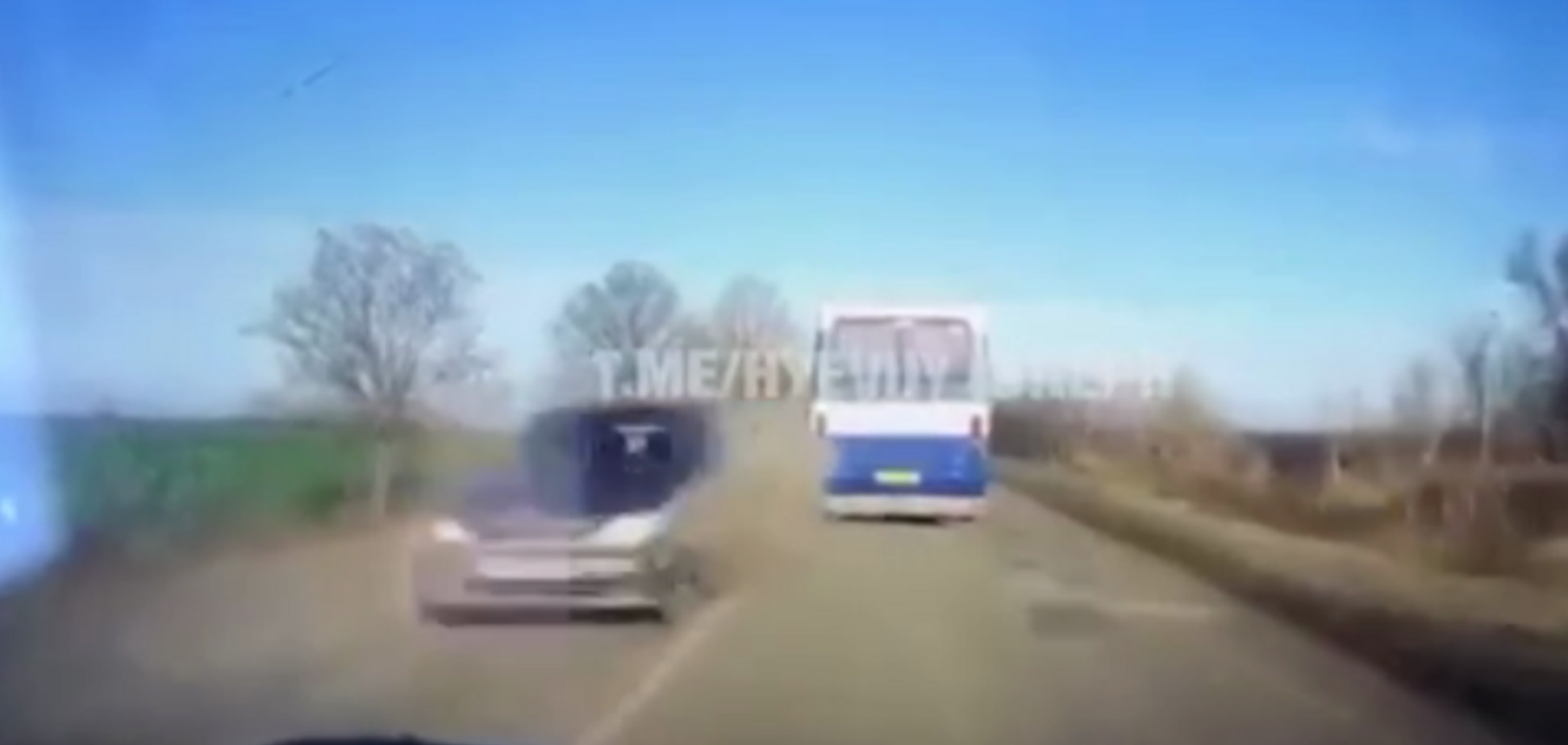 Под Днепром авто на скорости прочесало автобус с пассажирами: видеофакт