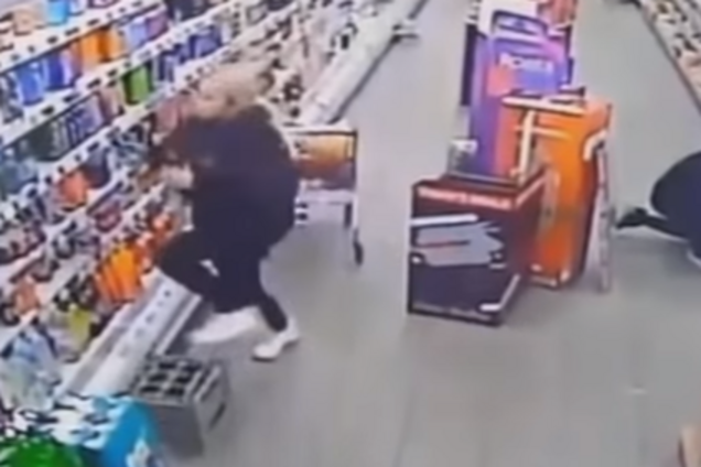 'Ревнивый призрак' зло пошутил над продавщицей. Видео