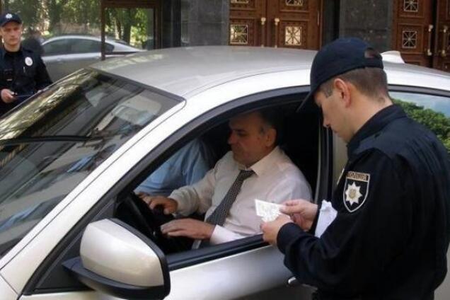 Непредъявление водительских прав нельзя считать злостным неповиновением — Суд