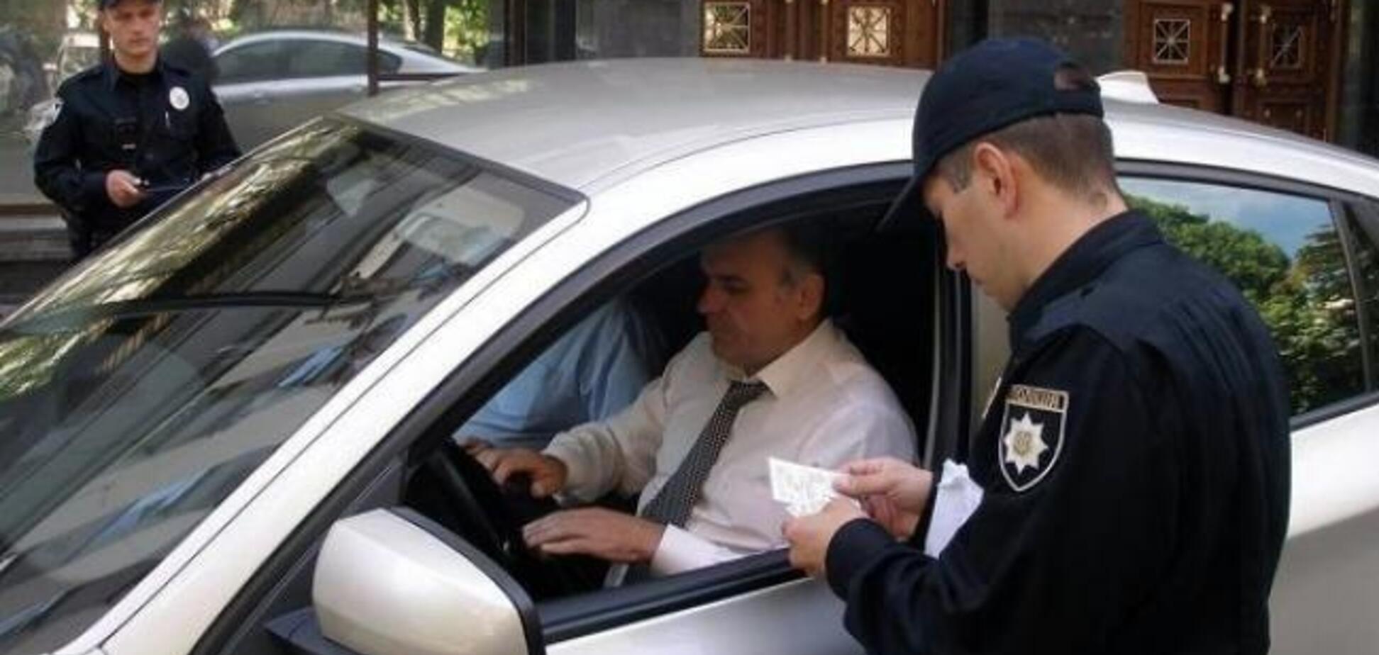 Непредъявление водительских прав нельзя считать злостным неповиновением — Суд