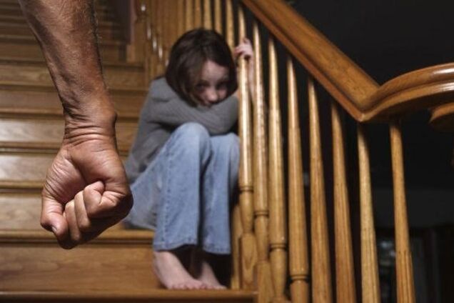 Насиловал падчерицу два года: под Днепром вынесли жесткий приговор педофилу