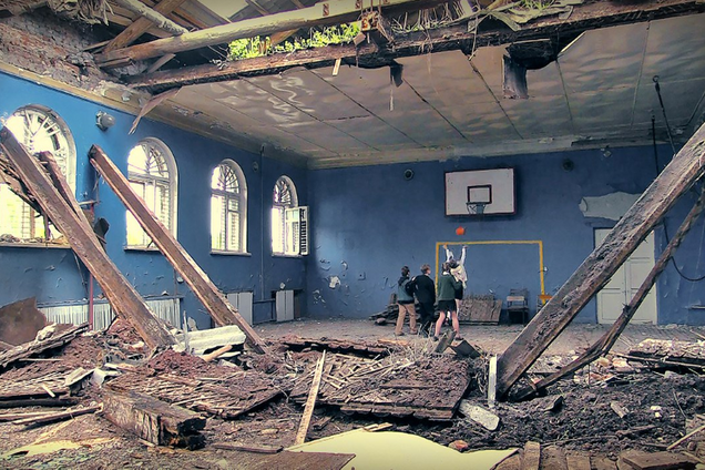 Замість дитячого сміху – зловісна тиша: з'явилися фото зруйнованої ''русскім міром'' школи в Донецьку