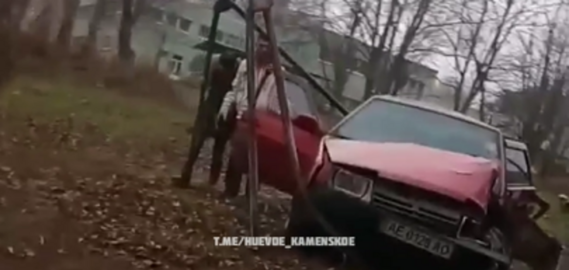 Під Дніпром чоловік розбився на авто після розриву з дружиною: відео з місця ДТП