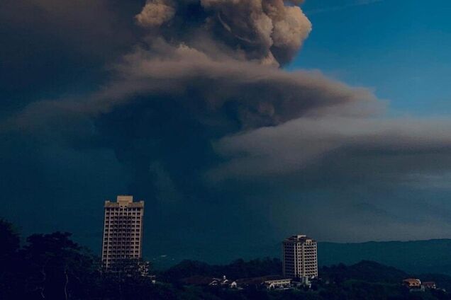 На Филиппинах разбушевался гигантский вулкан: аэропорт закрыт. Фото и видео