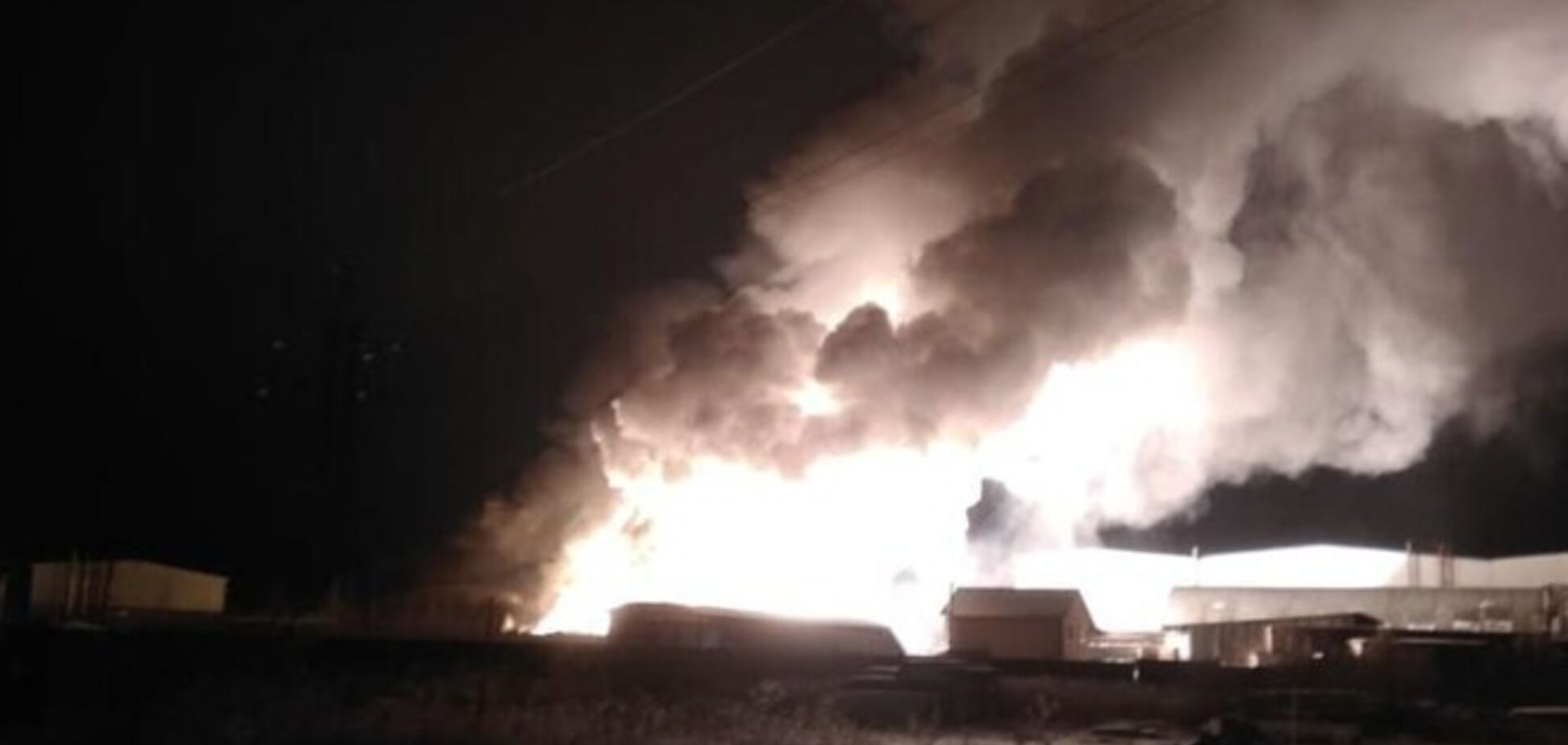 В России произошел крупный пожар на складе с металлом: фото и видео