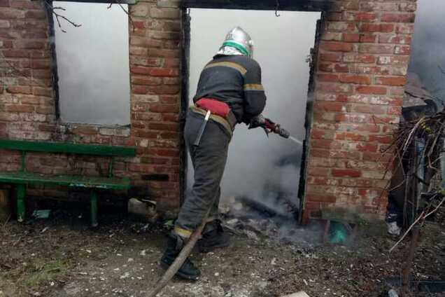Під Дніпром на пожежі рятувальники знайшли обгоріле тіло чоловіка. Фото