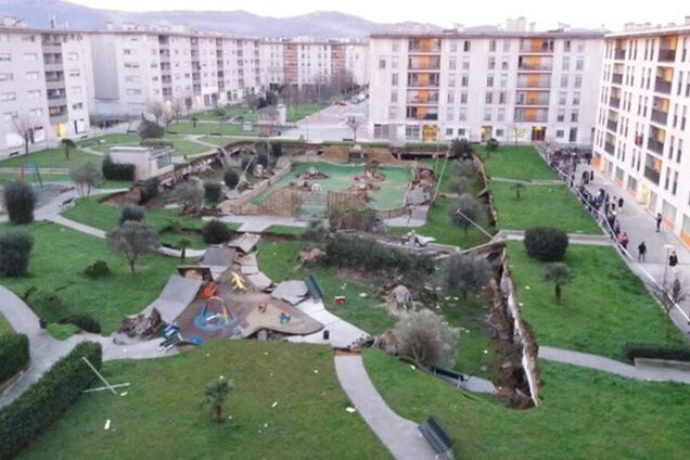 Под завалами могут быть люди: в Испании ушла под землю детская площадка. Шокирующие фото и видео
