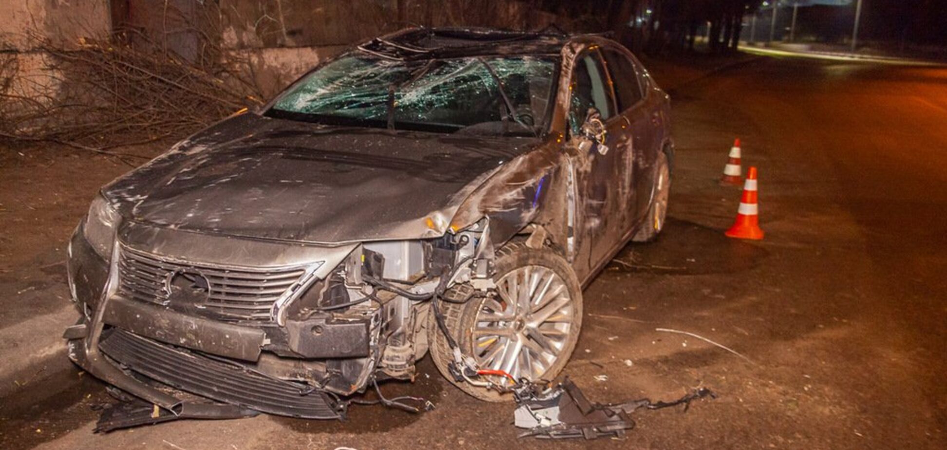 Авто всмятку: в Днепре из-за гололеда случилось ДТП с переворотом