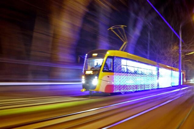 Для одесских детдомовцев устроили рождественский парад трамваев