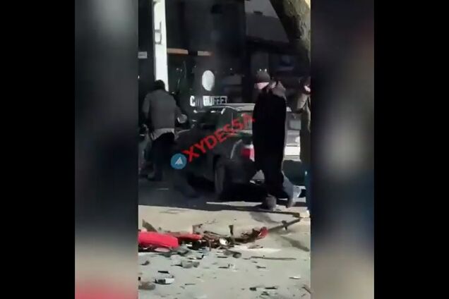 В центре Одессы авто разнесло ресторан