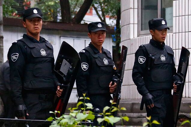 В Китае вооруженный мужчина захватил заложников: полиция застрелила его