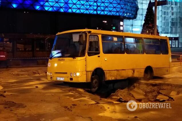 У Києві прорвало тепломережу біля Ocean Plaza: що відбувається на місці НП. Ексклюзивні фото