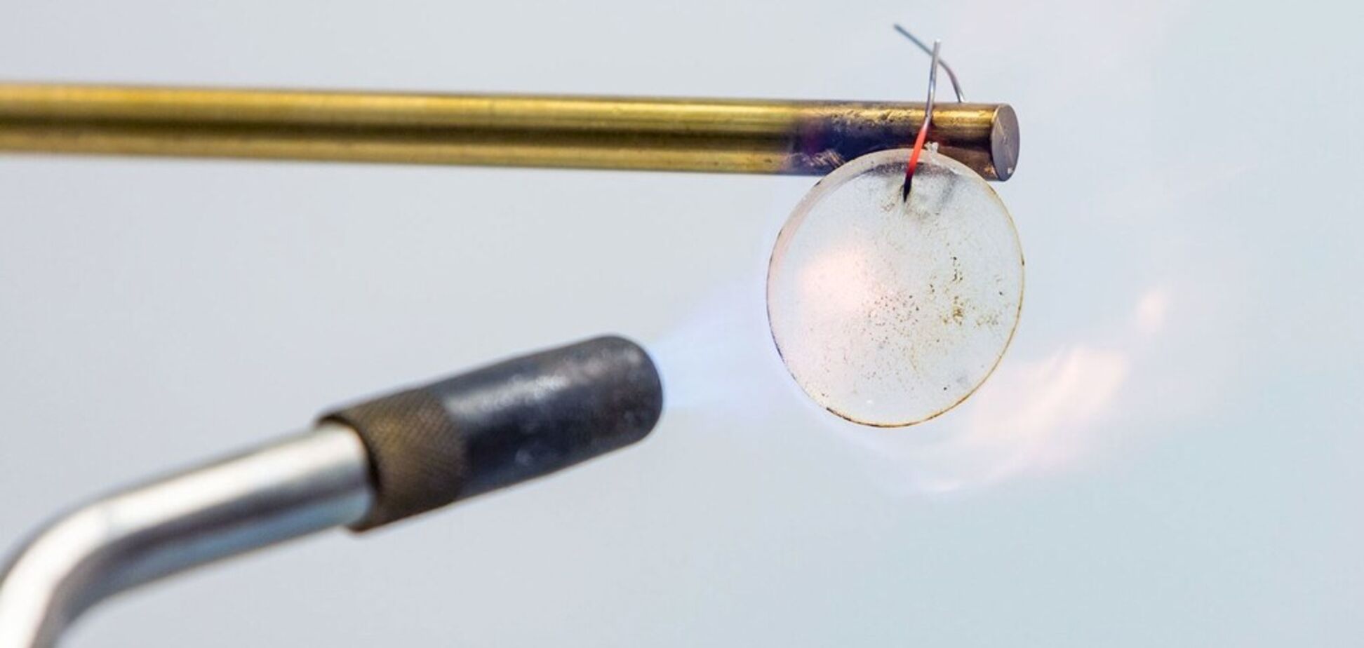 Сжигать, топить и расстреливать: в США ученые создали сверхпрочные батареи