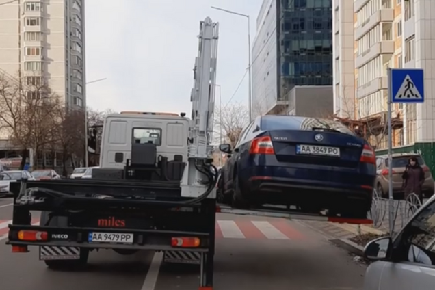 Убрать за 60 секунд: в Киеве эвакуировали рекордное количество авто. Первое видео с нарушителем